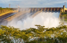 Vertedero de la represa Itaipú con una parte de sus compuertas abiertas.