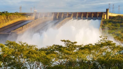 Vertedero de la represa Itaipú con una parte de sus compuertas abiertas.