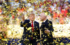 Donald Trump y Gianni Infantino, durante la ceremonia de premiación de la final de la Copa del Mundo 2026, ganada por España a Argentina por 1-0.