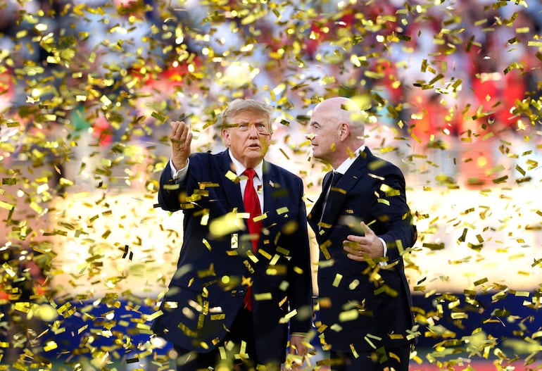 El presidente de Estados Unidos, Donald Trump, y el presidente de la FIFA, Gianni Infantino, observan tras entregar el trofeo de campeón de la Copa Mundial de la FIFA a España.