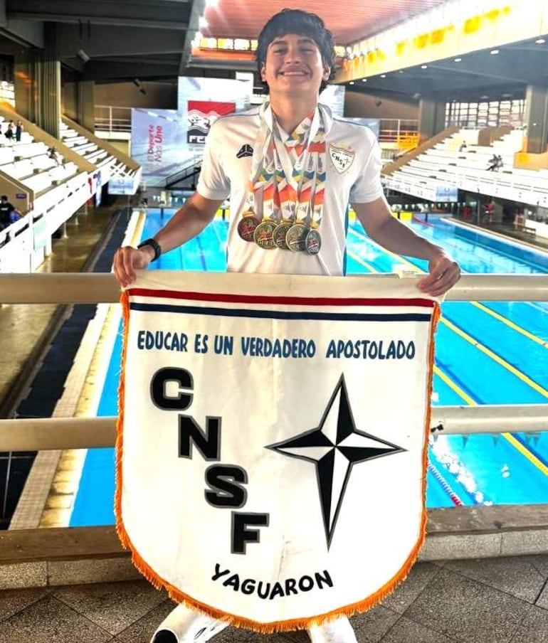 El nadador Melvin Arnaldo Caballero Ochoa, de 15 años, brilló en los JEEN2026 y ahora competirá en Chile.