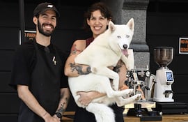 Foto Heber Carballo. Revista dominical 24-02-2026. Carrito de Cafe, cafeteria movil PERRO BLANCO, en Iturbe entre Manuel Dominguez y F.R. Moreno