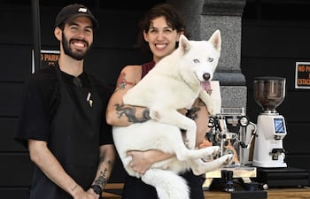 Foto Heber Carballo. Revista dominical 24-02-2026. Carrito de Cafe, cafeteria movil PERRO BLANCO, en Iturbe entre Manuel Dominguez y F.R. Moreno