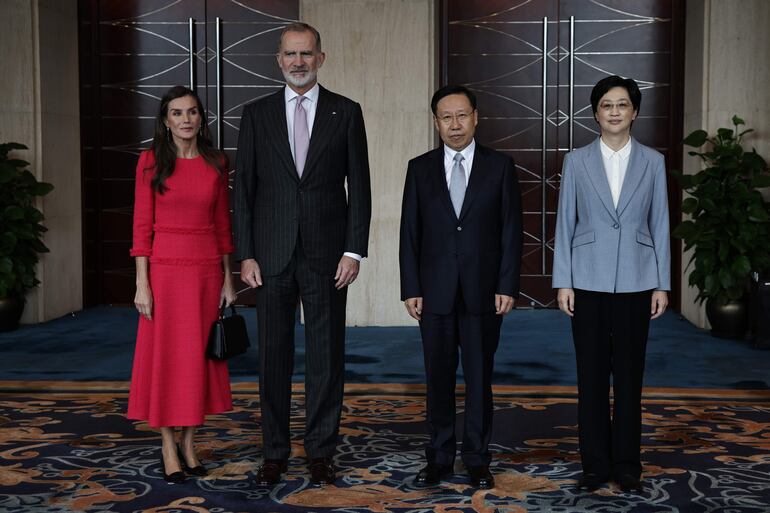 La reina Letizia y el rey Felipe VI de España posan para una fotografía con el secretario del Comité Provincial de Sichuan del Partido Comunista de China, Wang Xiaohui, y la gobernadora de Sichuan, Shi Xiaolin, antes de un almuerzo en Chengdu, China. (EFE/EPA/ANDRES MARTINEZ CASARES / POOL)
