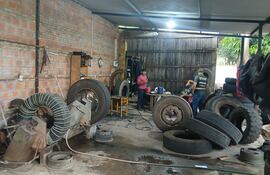 Momento de la intervención de la Municipalidad de Ypané y posterior clausura de la vulcanizadora de cubiertas.