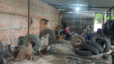 Momento de la intervención de la Municipalidad de Ypané y posterior clausura de la vulcanizadora de cubiertas.