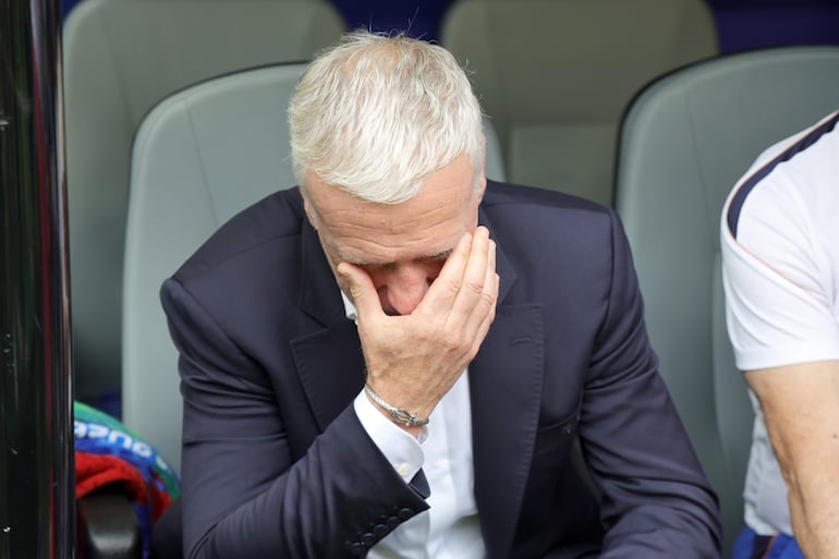 El director técnico de Francia, Didier Deschamps, reacciona antes del partido por el tercer puesto de la Copa Mundial de la FIFA 2026 entre Francia e Inglaterra, en Miami, Florida, EE. UU.