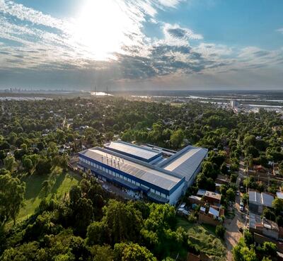 La empresa opera con cinco plantas de procesamiento y un equipo de 250 colaboradores altamente calificados