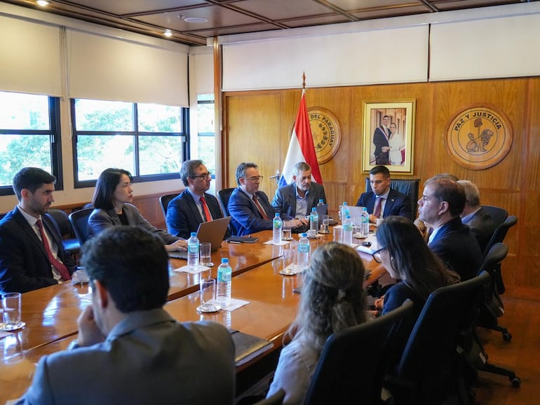 Mesa de trabajo entre representantes de instituciones públicas, sector financiero, reguladores a fin de avanzar en un plan para agilizar apertura de cuentas a empresas extranjeras