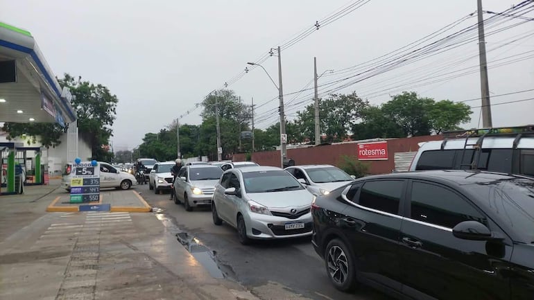 Tráfico denso en Costanera Norte con vehículos detenidos y gasolinera visible a la izquierda.