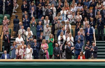 El palco de Wimbledon aplaude a Sarah Gilbert (sentada), una de las desarrolladoras de la vacuna de Astrazeneca. AFP
