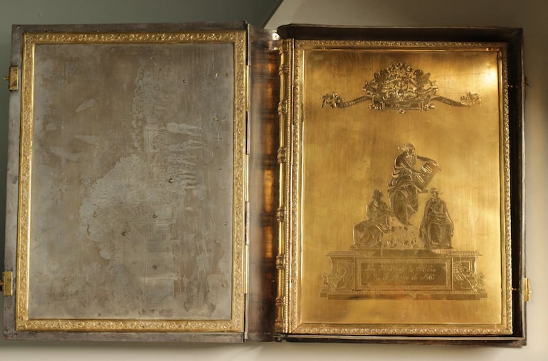 El rescatado Libro de Oro es una de las piezas principales de la exposición que se habilitará esta noche en la sede del Archivo Nacional en Asunción.