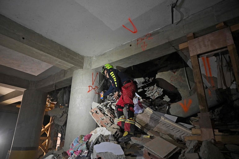 Operativo de película tras el terremoto y una resistencia inquebrantable: salvaron al guardia venezolano - Mundo