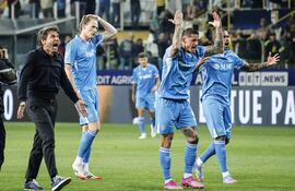 Antonio Conte y los jugadores de Napoli saludan a sus aficionados tras el 0-0 en Parma.