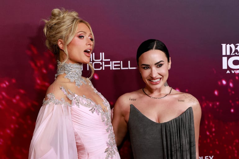 Paris Hilton junto a Demi Lovato en la premier mundial de "Infinite Icon: A Visual Memoir". (Frazer Harrison/Getty Images/AFP)
