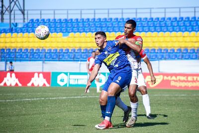 El atacante de 12 de Junio, Daniel Fernández intenta conservar la posesión del esférico ante la presencia del capitán Eric Cristal de River Plate. (Foto: APF)