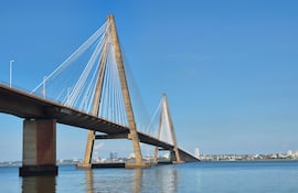 Puente Internacional San Roque González de Santa Cruz, desde el lado de Encarnación de la frontera con Argentina.