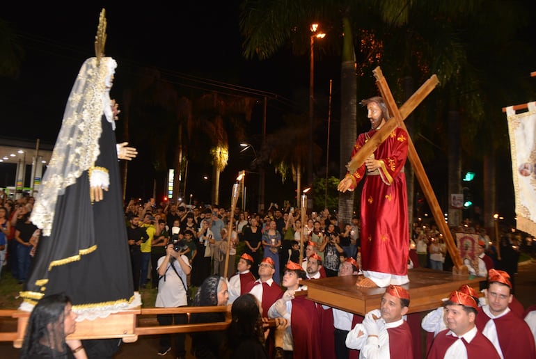 El encuentro de la Virgen con Jesús en la cuarta estación del Viacrucis.