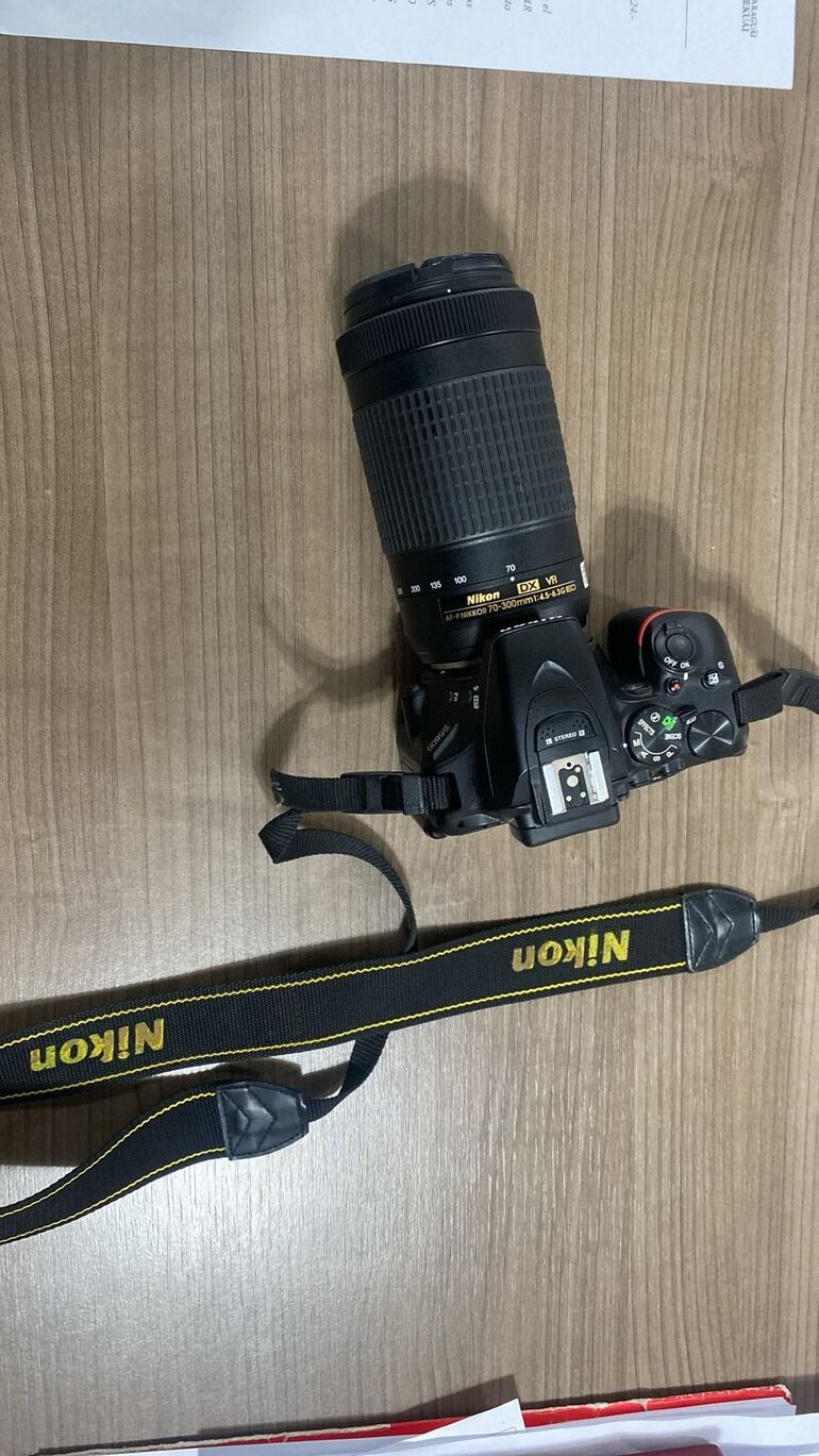 La cámara fotográfica del ciudadano también fue recuperada.