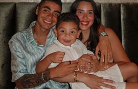 Miguel Almirón con su esposa Alexia Notto y su hijo Francesco.
