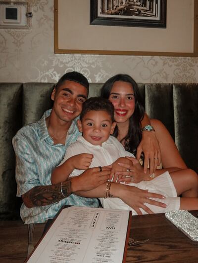Miguel Almirón con su esposa Alexia Notto y su hijo Francesco.