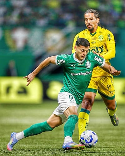 Suelo de debutantes, Ramón Sosa maneja el esférico ante la presencia del ex Cerro Porteño, Francisco da Costa, quien con su tanto decretó la paridad en el Allianz Parque.
