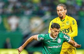 Suelo de debutantes, Ramón Sosa maneja el esférico ante la presencia del ex Cerro Porteño, Francisco da Costa, quien con su tanto decretó la paridad en el Allianz Parque.