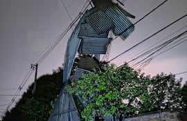 Las chapas de un tinglado volaron y chocaron contra un transformador de electricidad, causando explosiones en el cableado eléctrico.