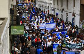 Protestas en Ecuador deja varados a hinchas de Once Caldas en la frontera entre Ecuador y Colombia.