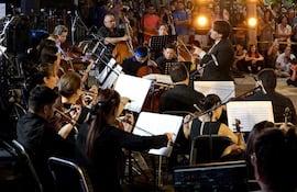 La Orquesta Sinfónica de la Ciudad de Asunción (OSCA) en el concierto "Una noche de fantasía", que formó parte de este mismo ciclo.