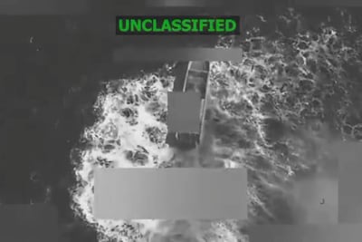 Fotografía tomada de la cuenta oficial de Secretario de Guerra de Estados Unidos, Pete Hegseth, que muestra un nuevo ataque contra "un buque" que supuestamente estaba operado por una organización terrorista designada en el Pacífico Oriental y confirman dos presuntos narcotraficantes muertos.