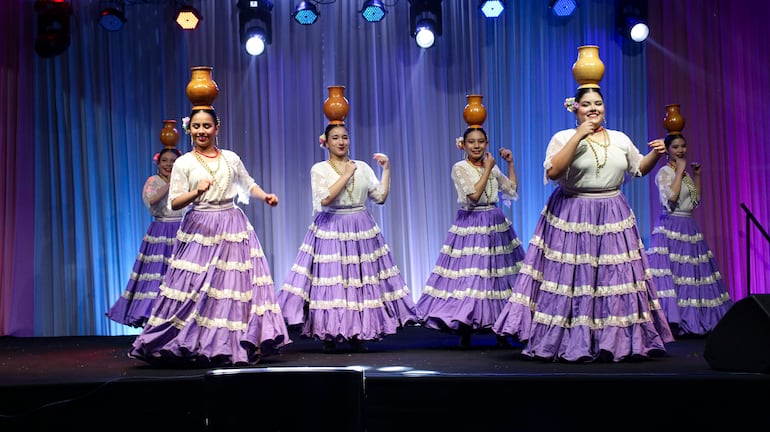 El festival del sábado contó con la participación del Elenco de Danza Origen Guaraní de Liza Jara.