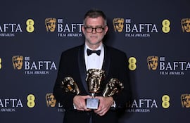 El director estadounidense Paul Thomas Anderson posa con el premio a la mejor película por "One Battle After Another" durante la ceremonia de los Premios BAFTA de la Academia Británica de Cine.