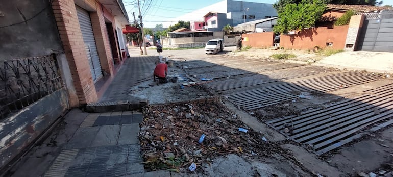 Vecinos de Yuasy'y arreglan sus veredas tras la destrucción de los raudales.