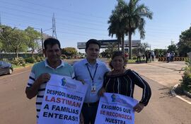 El técnico electromecánico Alex Santander (centro) con sus padres Osvaldo Santander.