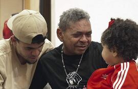 Lucho Díaz junto a su padre, quien disfruta también del reencuentro con su nieta.