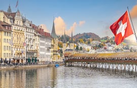 Horizonte de la ciudad de Lucerna con el Puente de la Capilla en Suiza.