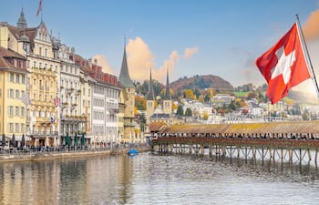 Horizonte de la ciudad de Lucerna con el Puente de la Capilla en Suiza.