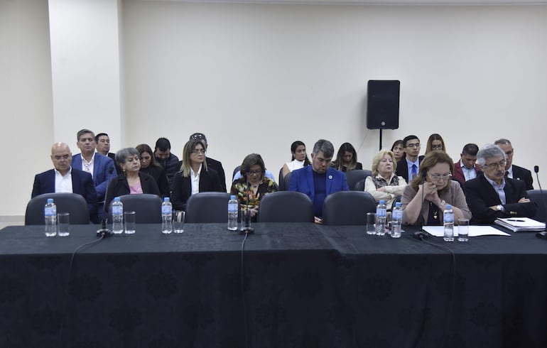 Miembros de la Academia de Medicina, del Cones y otros especialistas en el conversatorio.