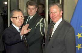 El "padre del euro" y ex ministro de Economía de Francia, Jacques Delors (i) murió hoy a los 98 años.