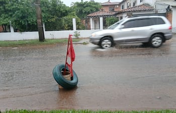 Muchas calles de San Lorenzo se inundan ante las intensas prescipitaciones.