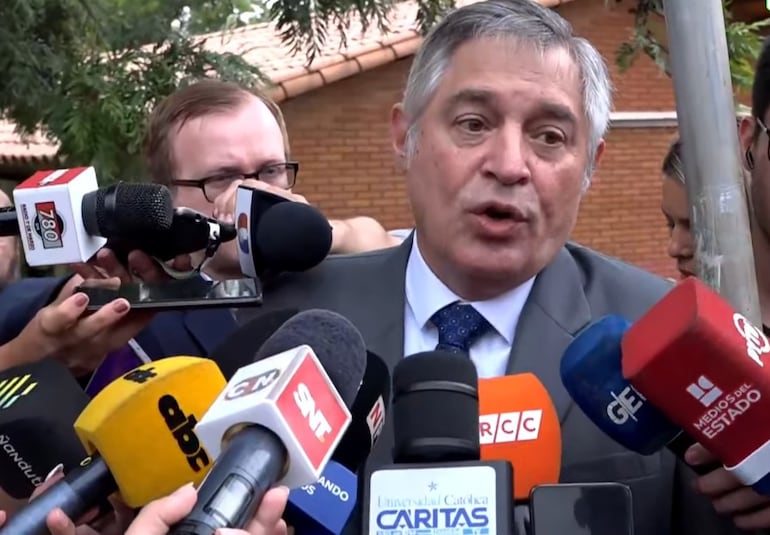 Luis Ramírez, ministro de Educación y Ciencias, dando declaraciones a los medios tras el acto oficial del inicio de clases