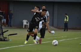 El volante ofensivo de Olimpia, Rubén Lezcano escapa de la marca del lateral izquierdo de Sportivo Ameliano, Jesús Abel Paredes.