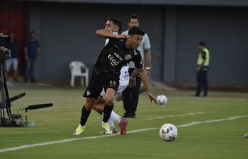 El volante ofensivo de Olimpia, Rubén Lezcano escapa de la marca del lateral izquierdo de Sportivo Ameliano, Jesús Abel Paredes.