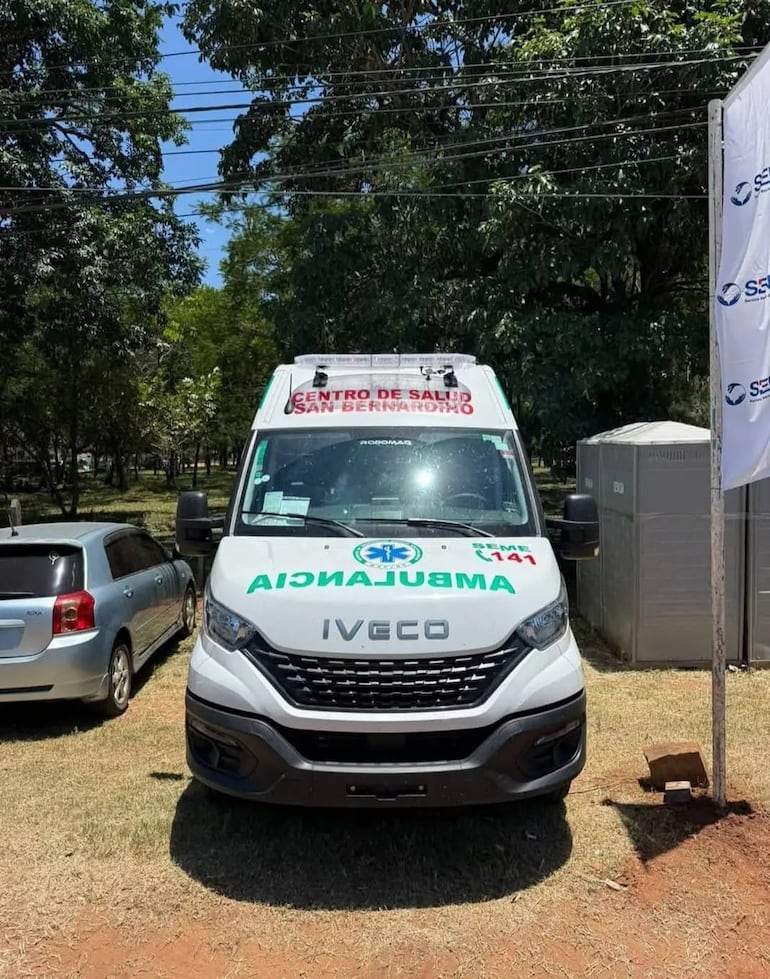 Según la doctora Gisella Busam, la ambulancia de San Bernardino está en constante movimiento y casi nunca permanece en el local, ya que siempre se está trasladando pacientes.