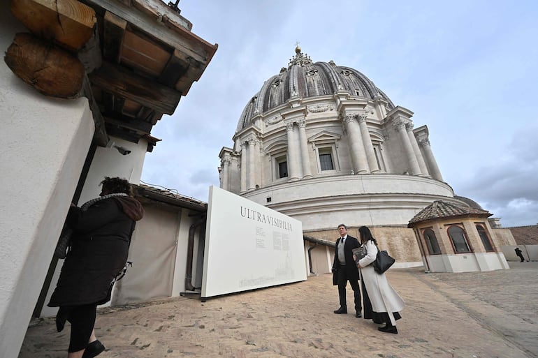 Personas se encuentran en una terraza de la basílica de San Pedro antes de la vista previa para la prensa del proyecto expositivo "Más allá de lo visible", en el Vaticano, el 16 de febrero de 2026.