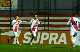 River Plate celebró el triunfo sobre Pettirossi en el Jardín, y avanzó a la fase 2, donde jugará contra Sol de América.