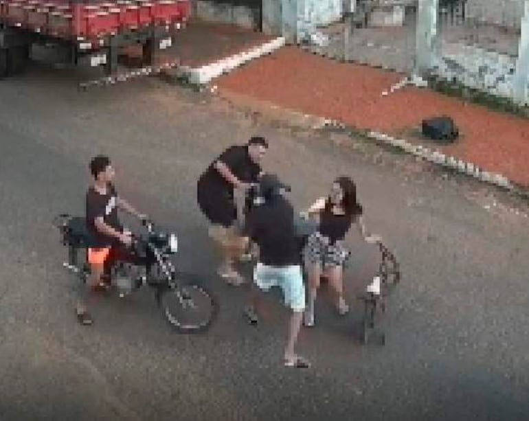 Escena de caos urbano tras un ataque de motochorros, con personas dispersándose y ambiente de tensión.
