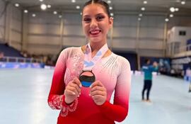 La paraguaya Sara Bogado con la presea de plata en Argentina.