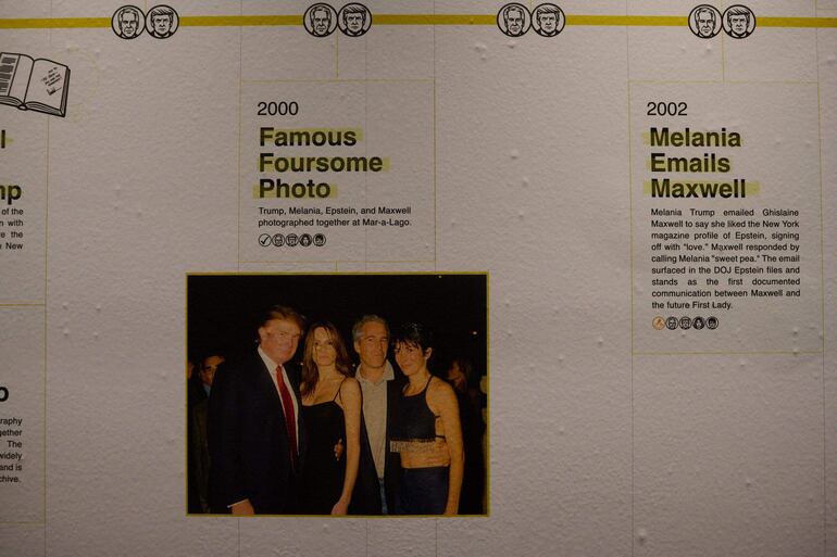 Una cronología de los hechos se ilustra en una pared de la planta principal donde el Instituto para los Hechos Primarios, una organización sin fines de lucro, inaugura un archivo de 3,5 millones de páginas de los documentos de Epstein, disponibles al público en la Sala de Lectura en Memoria de Donald J. Trump y Jeffrey Epstein en Tribeca, Nueva York.